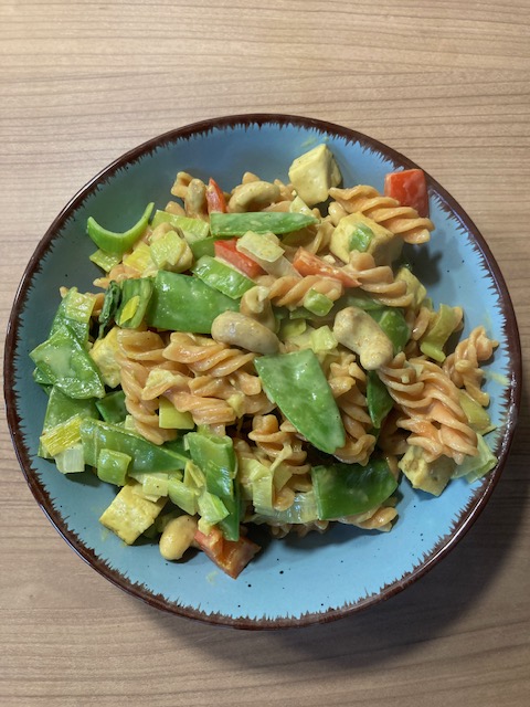 Vegane Pasta aus Linsennudeln und Tofu