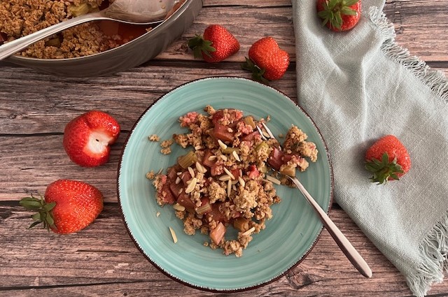 Rhabarber Erdbeer Crumble mit Haferflocken